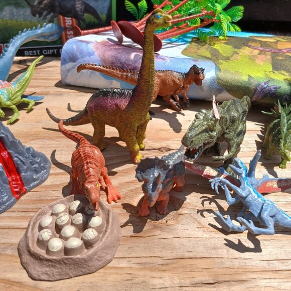 Dinosaur Play Set with Large Mat and Figurines - Picture 10 of 12